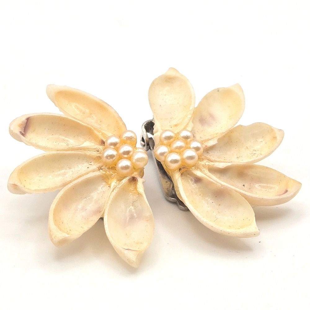 Vintage 1960s Natural Seashellβ Faux Pearl Flower Clip On Earrings Cream Coastal
